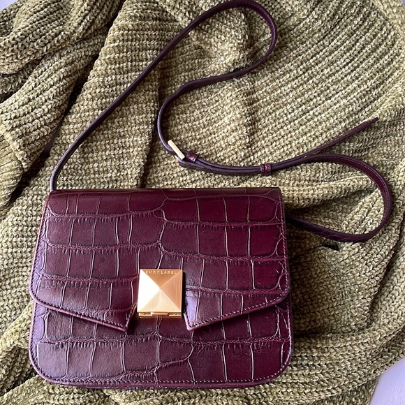 Cute Emp.t Label cross body bag. - Picture 2 of 6